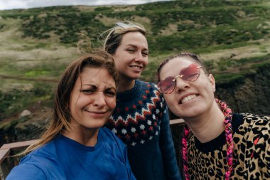 İzlanda, Studlagil Kanyonu 'ndan geçen Yeşil Nehir. Yüksek kalite fotoğraf