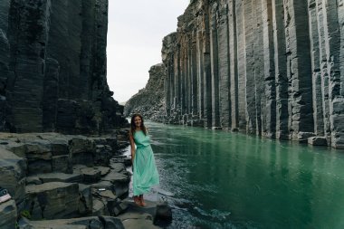 İzlanda, Studlagil Kanyonu 'ndan geçen Yeşil Nehir. Yüksek kalite fotoğraf
