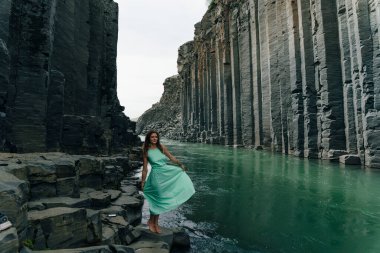 İzlanda, Studlagil Kanyonu 'ndan geçen Yeşil Nehir. Yüksek kalite fotoğraf