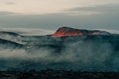 Fagradalsfjall, İzlanda - Haziran 2021: İzlanda, Reykjavik yakınlarında volkan patlaması. Yüksek kalite fotoğraf