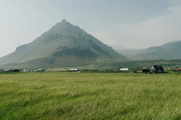 Campo Com Uma Aldeia Base Pico Vulcânico Gatklettur Foto Alta — Fotografia de Stock