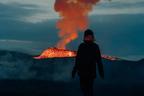 Tourist looks at Fagradalsfjall, Islandia - June, 2021: volcán eruption near Reykjavik, Islandia — Foto de Stock