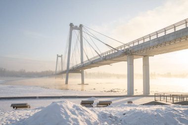 Rusya 'nın gündoğumunda nehirde karla kaplı köprü, Krasnoyarsk Vinogradovsky Köprüsü veya Vantovy Köprüsü. Yüksek kalite fotoğraf