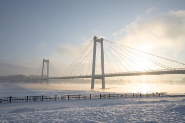 Rusya 'nın gündoğumunda nehirde karla kaplı köprü, Krasnoyarsk Vinogradovsky Köprüsü veya Vantovy Köprüsü. Yüksek kalite fotoğraf