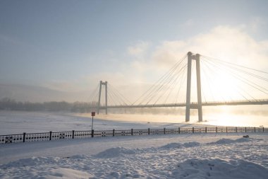 Rusya 'nın gündoğumunda nehirde karla kaplı köprü, Krasnoyarsk Vinogradovsky Köprüsü veya Vantovy Köprüsü. Yüksek kalite fotoğraf