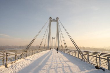 Rusya 'nın gündoğumunda nehirde karla kaplı köprü, Krasnoyarsk Vinogradovsky Köprüsü veya Vantovy Köprüsü. Yüksek kalite fotoğraf