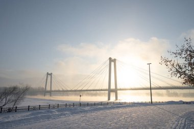Rusya 'nın gündoğumunda nehirde karla kaplı köprü, Krasnoyarsk Vinogradovsky Köprüsü veya Vantovy Köprüsü. Yüksek kalite fotoğraf