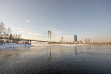 Rusya 'nın gündoğumunda nehirde karla kaplı köprü, Krasnoyarsk Vinogradovsky Köprüsü veya Vantovy Köprüsü. Yüksek kalite fotoğraf