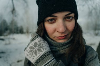 Soğuk kışta atkı ve şapkalı bir kız. Yüksek kalite fotoğraf