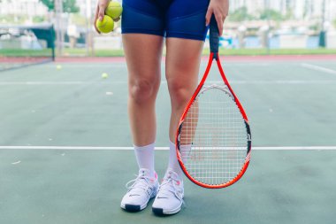 Raketi ve topu olan bir tenisçi. Yüksek kalite fotoğraf