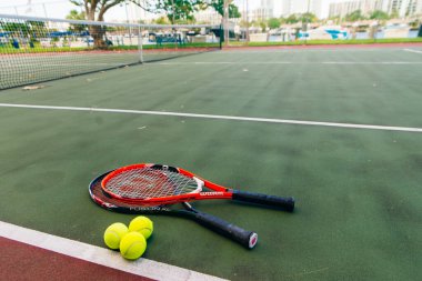 Spor. Sahada raket ve tenis topunun resmini çek. Spor, sağlıklı ve yaşam tarzı konsepti. Yüksek kalite fotoğraf