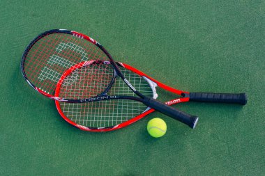 Spor. Sahada raket ve tenis topunun resmini çek. Spor, sağlıklı ve yaşam tarzı konsepti. Yüksek kalite fotoğraf