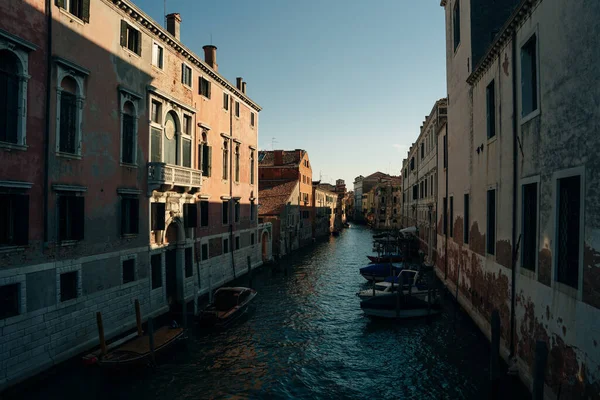 Hermosos Reflejos Agua Pequeño Canal Venecia Italia Foto Alta Calidad — Foto de Stock