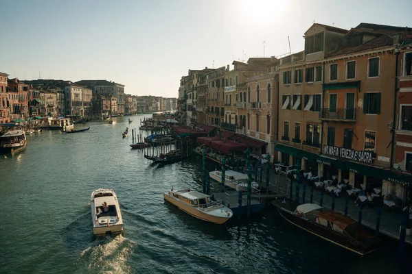 Piękne Odbicia Wody Małym Kanale Wenecja Włochy Wysokiej Jakości Zdjęcie — Zdjęcie stockowe