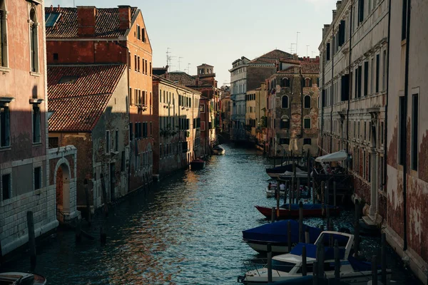 Hermosos Reflejos Agua Pequeño Canal Venecia Italia Foto Alta Calidad — Foto de Stock
