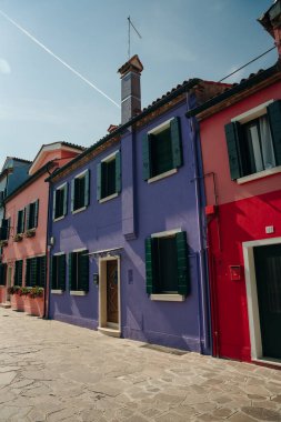 Burano, İtalya - Kasım, 2021 kanal boyunca renkli Venedik evlerinin manzarası. Yüksek kalite fotoğraf