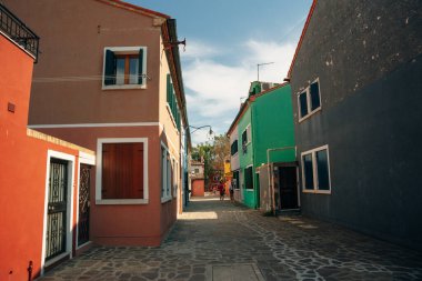 Burano, İtalya - Kasım, 2021 kanal boyunca renkli Venedik evlerinin manzarası. Yüksek kalite fotoğraf
