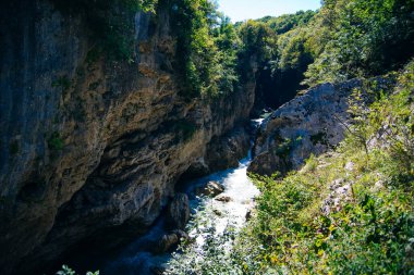 Belaya Nehri üzerindeki manzara kanyonu, Aygea, Rusya.