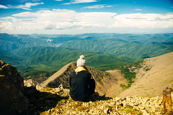 Het Meisje Zit Bewondert Het Prachtige Uitzicht Bergen Hoge Kwaliteit — Stockfoto