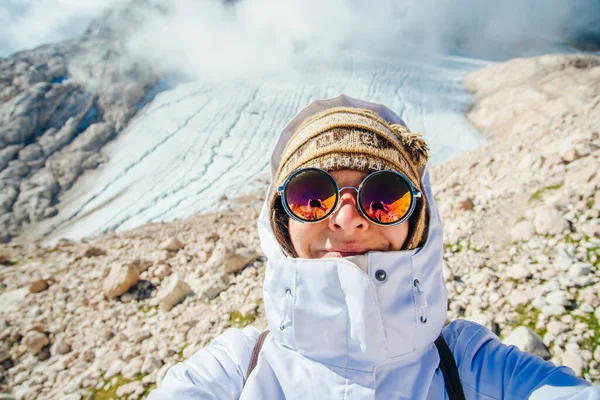 Ragazza Turistica Occhiali Sole Selfie Uno Sfondo Montagne — Foto Stock