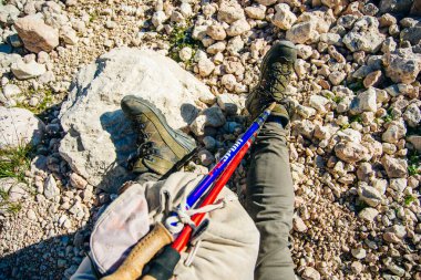 Yürüyüşün üst görüntüsü, lider ayakkabıları. Yürüyüş, gezi, açık hava konsepti. Yürüyüş botları, yürüyüş gezgini. Yüksek kalite fotoğraf