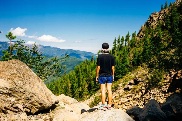 Menina Turística Caminhada Rocha Altas Montanhas Desfrutando Vista Magnífica Vale — Fotografia de Stock