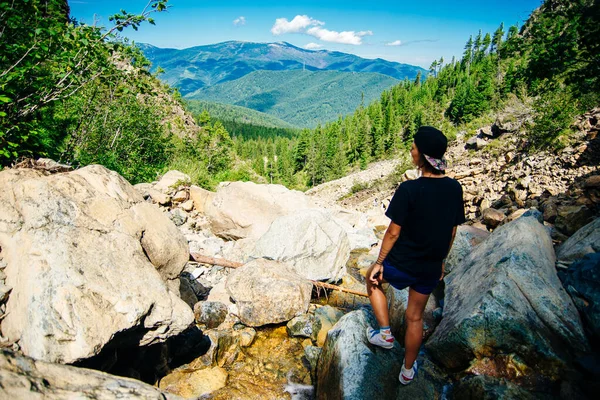 Menina Turística Caminhada Rocha Altas Montanhas Desfrutando Vista Magnífica Vale — Fotografia de Stock