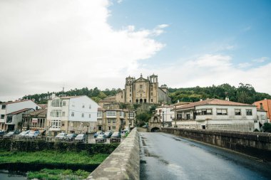 Carmen 'in Padron şehrindeki Sar Nehri üzerindeki manastırı ve Roma köprüsü. Yüksek kalite fotoğraf
