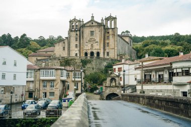 Carmen 'in Padron şehrindeki Sar Nehri üzerindeki manastırı ve Roma köprüsü. Yüksek kalite fotoğraf