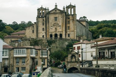 Carmen 'in Padron şehrindeki Sar Nehri üzerindeki manastırı ve Roma köprüsü. Yüksek kalite fotoğraf