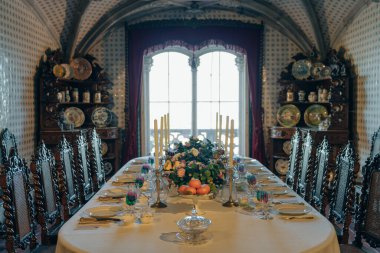 Portekiz, Sintra 'daki Romantik Pena Palace' ın yemek odası, Aralık 2021. Yüksek kalite fotoğraf