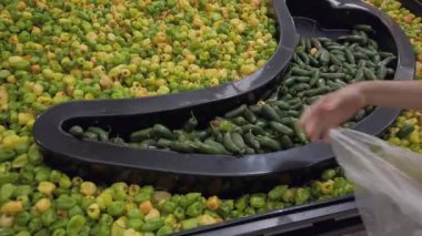 Kız biberi dükkandan seçiyor. Yüksek kalite 4k görüntü