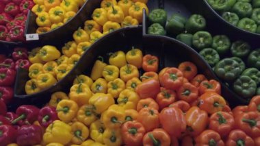 Kız biberi dükkandan seçiyor. Yüksek kalite 4k görüntü