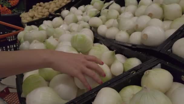 Девушка Выбирает Белый Лук Супермаркете Высококачественные Кадры — стоковое видео