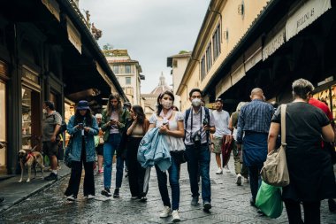 Floransa, Toskana, İtalya 'daki meşhur Ponte Vecchio Köprüsü' ne bakın. Yüksek kalite fotoğraf