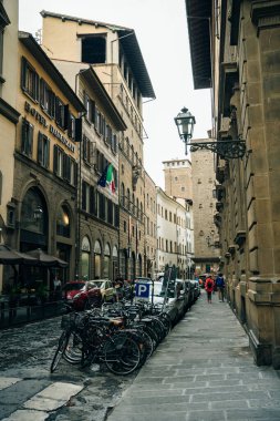 Floransa, Toskana, İtalya 'da Dar Sokak. Floransa 'nın mimarisi ve simgesi. Floransa 'nın sıcacık manzarası. Yüksek kalite fotoğraf