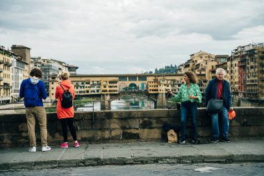 İtalya, Floransa 'da Ponte Santa Trinita' nın panoramik manzarası, 2021. Yüksek kalite fotoğraf