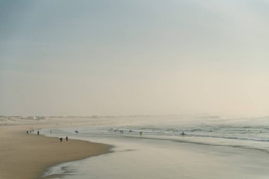 Praia da Barra. Deniz fenerinin yanındaki Barra plajı. Aveiro, Portekiz. Yüksek kalite fotoğraf