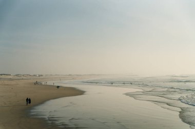 Praia da Barra. Deniz fenerinin yanındaki Barra plajı. Aveiro, Portekiz. Yüksek kalite fotoğraf