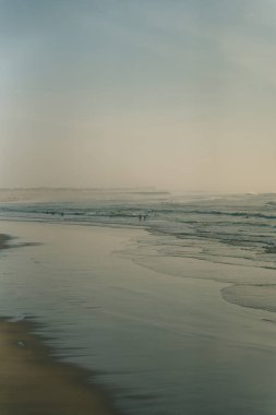 Praia da Barra. Deniz fenerinin yanındaki Barra plajı. Aveiro, Portekiz. Yüksek kalite fotoğraf