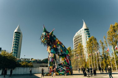 Lizbon, Portekiz - Aralık 2021 Dev bir kedinin hurda metal heykeli. Yüksek kalite fotoğraf
