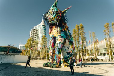 Lizbon, Portekiz - Aralık 2021 Dev bir kedinin hurda metal heykeli. Yüksek kalite fotoğraf