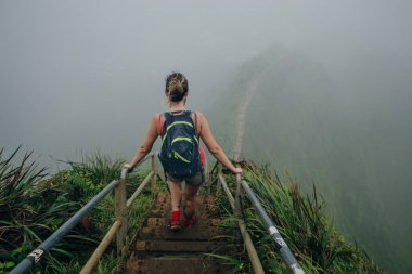 Hawaii 'deki Oahu Adası' nda cennete giden merdiveni sis kaplıyor. Yüksek kalite fotoğraf
