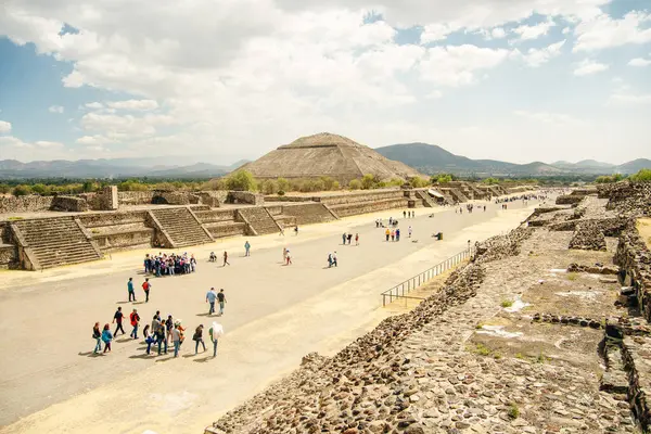 Teotihuacan, Meksika - Haziran 2018 hediyelik eşya satıcısı piramidin yanında oturuyor..