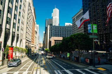 San Francisco, Ca - Temmuz 2018 - San Francisco caddesinde kablolu araba.