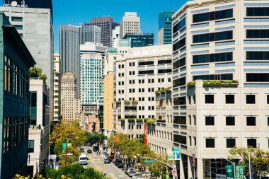 San Francisco, Ca - Temmuz 2018 - Tipik bir San Francisco caddesi. insanlar.
