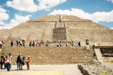 Teotihuacan, Meksika - Haziran 2018. Aztek harabeleri Mexico City yakınlarında. Resim Piramit 'i gösteriyor. turistler.