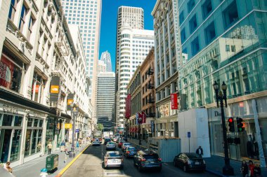 San Francisco, Ca - Temmuz 2018 - San Francisco caddesinde kablolu araba.