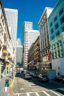 San Francisco, Ca - Temmuz 2018 - San Francisco caddesinde kablolu araba.