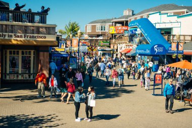 San Francisco - Şubat 05: Balıkçının Rıhtımındaki İskele 43 Feribot Kemeri boyunca gezinti.